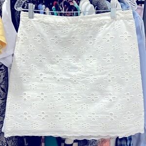 💕Loft embroidered/eyelet white lined skirt. Zipper in back. No pockets.